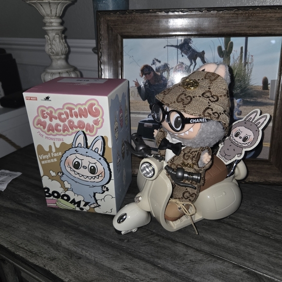 Labubu Authentic Sesame With Vespa And Fashion Ensemble. - Picture 6 of 8